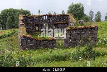 Alte verlassene Gebäude, Schiefersteine in ländlicher Umgebung. Wiesen, Pflanzen und Blumen auf dieser Seite, Landschaft im Juni, Juli. Stockfoto