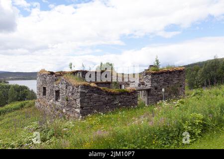 Alte verlassene Gebäude, Schiefersteine in ländlicher Umgebung. Wiesen, Pflanzen und Blumen auf dieser Seite, Landschaft im Juni, Juli. Stockfoto