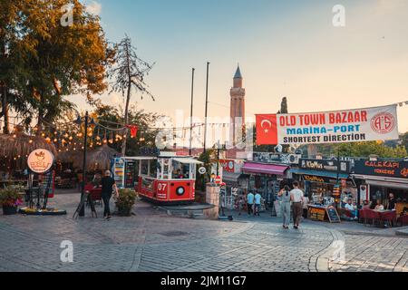 21. Juni 2022, Antalya, Türkei: Touristenspaziergang und Shopping im Altstadtbasar mit Blick auf das Yivli Minarett bei Sonnenuntergang Stockfoto