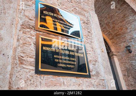 21. Juni 2022, Antalya, Türkei: Schild am Eingang zum Ministerium für Kultur und Tourismus in Antalya Kaleici Stockfoto