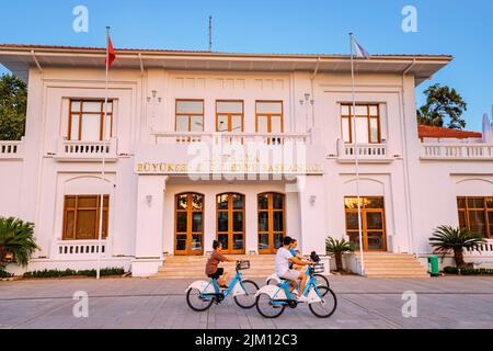 21. Juni 2022, Antalya, Türkei: Radfahrer im Stadttheater in Antalya in der Nähe der Altstadt. Kunst und Unterhaltung Stockfoto