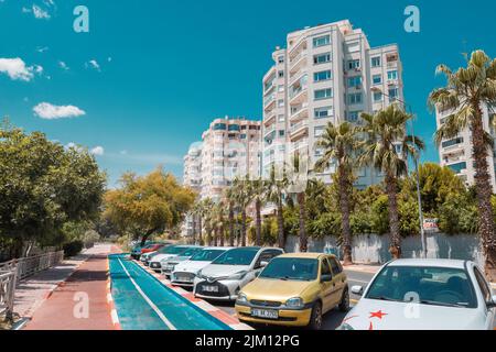 23. Juni 2022, Antalya, Türkei: Lara-Bezirk von Antalya, Fahrradweg und geparkte Autos und Wohnhäuser. Umwelt und Nachbarschaft Stockfoto