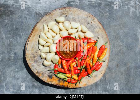 Indonesischer Knoblauch-Chili-Sambal oder Sambel bawang mit Knoblauch, Chili und Salz als Zutaten. Authentischer traditioneller Sambal oder Chili-Paste aus Indon Stockfoto