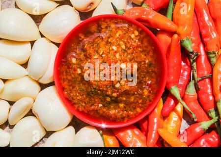 Indonesischer Knoblauch-Chili-Sambal oder Sambel bawang mit Knoblauch, Chili und Salz als Zutaten. Authentischer traditioneller Sambal oder Chili-Paste aus Indon Stockfoto