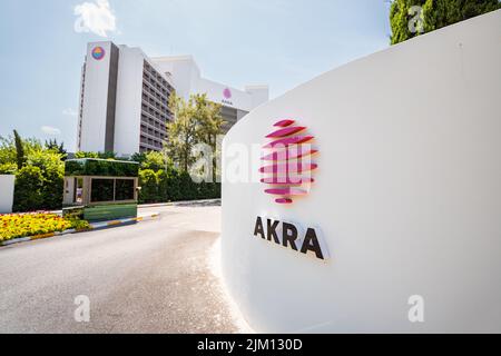 23. Juni 2022, Antalya, Türkei: Akra Hotel Logo am Eingang zu Luxus-Tourismus-Unterkunft Wohnungen. Trends und Unternehmen im Gastgewerbe Stockfoto