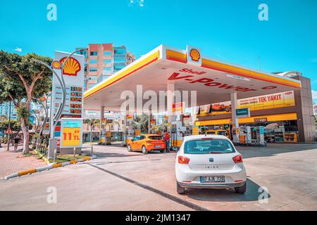 23. Juni 2022, Antalya, Türkei: An der türkischen Shell-Tankstelle füllen Autofahrer ihre Autos mit Benzin und Diesel. Das Konzept von Inflation und Expen Stockfoto