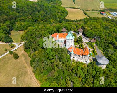 Drohnenflug in der Nähe von Schloss Smolenice, Slowakei. Region Trnava, kleine Karpaten. Stockfoto