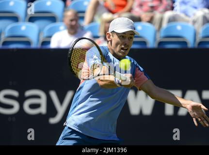 Eastbourne, Großbritannien. 20.. Juni 2022. Der Titelverteidiger Alex de Minaur (aus) schlug Cristian Garin (Chile) in der ersten Runde im mittleren CO Stockfoto