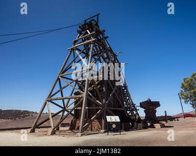 Der alte Holzkopfrahmen (Poppetkopf) der Söhne der Goldmine Gwalia ist jetzt eine Ausstellung im Gwalia Museum. Goldfields Region Stockfoto