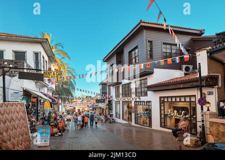 21. Juni 2022, Antalya, Türkei: Menschen und Touristen zu Fuß in der Altstadt von Kaleici. Stockfoto