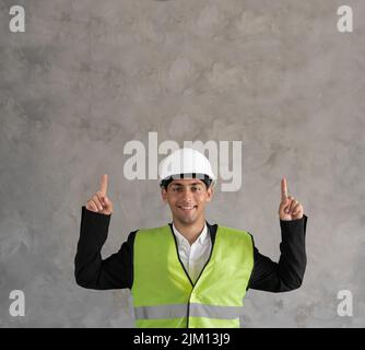 Junger muslimischer Architekt mit Schutzhelm über isoliertem Hintergrund, der die Finger nach oben zeigt. Begeistert und glücklich. Stockfoto