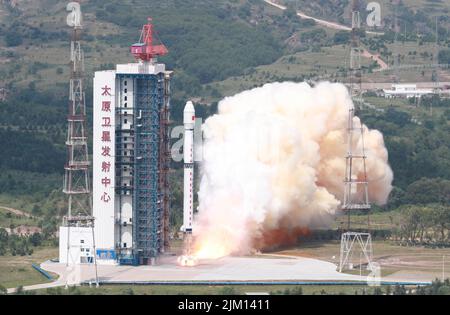 Taiyuan. 4. August 2022. Eine lange Trägerrakete vom 4B. März mit einem terrestrischen Ökosystem-Satelliten zur Kohlenstoffüberwachung und zwei weiteren Satelliten explodiert am 4. August 2022 vom Taiyuan Satellite Launch Center in der nordchinesischen Provinz Shanxi. Die Satelliten wurden um 11:08 Uhr (Pekinger Zeit) gestartet und sind erfolgreich in die geplante Umlaufbahn eingetreten. Quelle: Zheng Bin/Xinhua/Alamy Live News Stockfoto