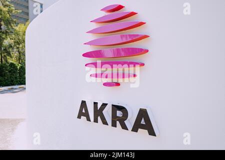 23. Juni 2022, Antalya, Türkei: Akra Hotel Logo am Eingang zu Luxus-Tourismus-Unterkunft Wohnungen. Trends und Unternehmen im Gastgewerbe Stockfoto