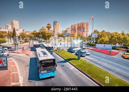 23. Juni 2022, Antalya, Türkei: Öffentlicher Nahverkehr mit Fahrgästen auf ihren Strecken. Konzept für Rush Hour und Staus auf der Straße Stockfoto