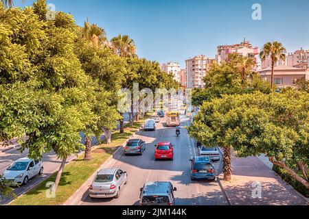 23. Juni 2022, Antalya, Türkei: Verkehrsader im Stadtverkehr - Schnellstraße und belebte Kreuzung zwischen Wohnblöcken Stockfoto