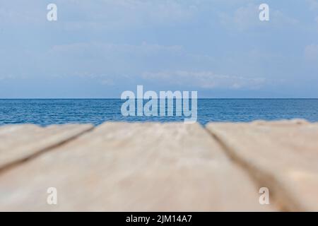 Holzplanken auf dem Pier über dem blauen Meer. Holzbretter auf dem Wasser. Stockfoto