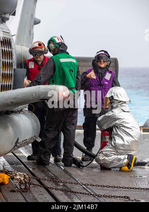 Südchinesisches Meer. 2. August 2022. Segler an Bord des Lenkraketen-Kreuzers USS Chancellorsville (CG 62) der Ticonderoga-Klasse führen am August Betankungsoperationen mit einem MH-60R Hubschrauber durch, der der „SABERHAWKS“ des Hubschrauber-Seestreikgeschwaders HSM-77 im Südchinesischen Meer zugewiesen wurde. 2, 2022. Chancellorsville wird zur Unterstützung der Sicherheit und Stabilität im Indo-Pazifik-Raum in die US-7.-Flotte eingesetzt und ist dem Kommandanten der Task Force 70 zugewiesen, einer kampfbereiten Truppe, die das kollektive maritime Interesse ihrer Verbündeten und Partner in der Region schützt und verteidigt. (Bild: © Stockfoto