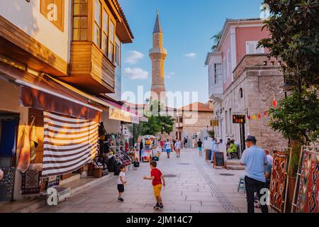 21. Juni 2022, Antalya, Türkei: Touristenmassen zu Fuß in der Altstadt von Antalya - Kaleici. Hochsaison und Urlaub Stockfoto