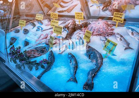 Sortiment an frischem Fisch und Meeresfrüchten zum Verkauf auf dem Display mit Eis. Gesunde mediterrane Ernährung Stockfoto
