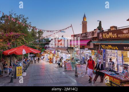 21. Juni 2022, Antalya, Türkei: Touristenspaziergang und Shopping im Altstadtbasar mit Blick auf das Yivli Minarett bei Sonnenuntergang Stockfoto