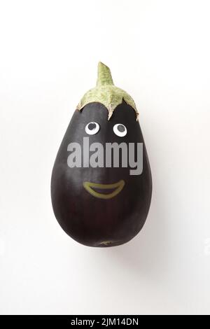 Frische Aubergine mit Gesicht auf weißem isoliertem Hintergrund. Obst und Gemüse Kind gesunde Ernährung Konzept Stockfoto