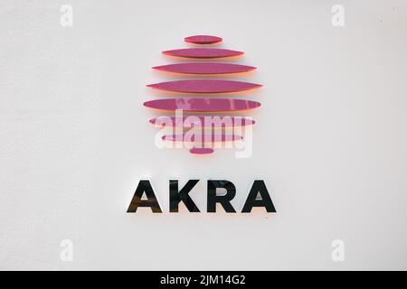 23. Juni 2022, Antalya, Türkei: Akra Hotel Logo am Eingang zu Luxus-Tourismus-Unterkunft Wohnungen. Trends und Unternehmen im Gastgewerbe Stockfoto