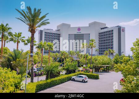 23. Juni 2022, Antalya, Türkei: Akra Hotel Logo am Eingang zu Luxus-Tourismus-Unterkunft Wohnungen. Trends und Unternehmen im Gastgewerbe Stockfoto
