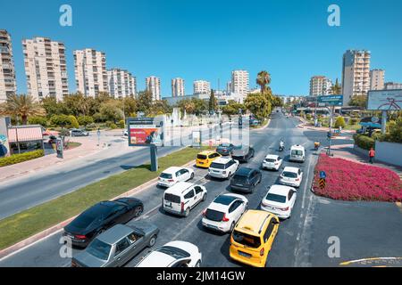 23. Juni 2022, Antalya, Türkei: Verkehrsader im Stadtverkehr - Schnellstraße und belebte Kreuzung zwischen Wohnblöcken Stockfoto
