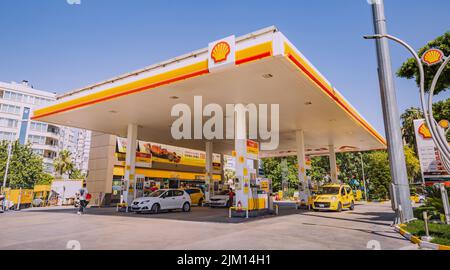 23. Juni 2022, Antalya, Türkei: An der türkischen Shell-Tankstelle füllen Autofahrer ihre Autos mit Benzin und Diesel. Das Konzept von Inflation und Expen Stockfoto