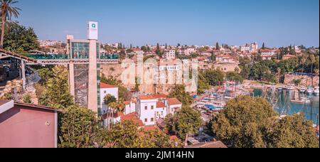 21. Juni 2022, Antalya, Türkei: Menschenmassen Touristen am Aussichtspunkt mit Fernglas und Blick auf den alten Stadthafen mit Yachten und Stockfoto