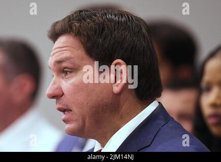 Rockledge, Usa. 03. August 2022. Florida Gov. Ron DeSantis spricht auf einer Pressekonferenz, um die Erweiterung eines neuen, pilotierten Drogenmissbrauchs- und -wiederherstellungs-Netzwerks zur Unterbrechung der Opioid-Epidemie in der Space Coast Health Foundation in ROCKLEDGE, Florida, bekannt zu geben. Das koordinierte Netz zur Opioidwiederherstellung (CORE) der Suchtversorgung wurde in Palm Beach County pilotiert und wird in bis zu zwölf Grafschaften expandieren, um Floridas im Kampf gegen die Suchtproblematik zu unterstützen. Kredit: SOPA Images Limited/Alamy Live Nachrichten Stockfoto