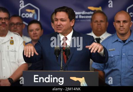 Rockledge, Usa. 03. August 2022. Florida Gov. Ron DeSantis spricht auf einer Pressekonferenz, um die Erweiterung eines neuen, pilotierten Drogenmissbrauchs- und -wiederherstellungs-Netzwerks zur Unterbrechung der Opioid-Epidemie in der Space Coast Health Foundation in ROCKLEDGE, Florida, bekannt zu geben. Das koordinierte Netz zur Opioidwiederherstellung (CORE) der Suchtversorgung wurde in Palm Beach County pilotiert und wird in bis zu zwölf Grafschaften expandieren, um Floridas im Kampf gegen die Suchtproblematik zu unterstützen. Kredit: SOPA Images Limited/Alamy Live Nachrichten Stockfoto