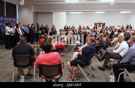 Rockledge, Usa. 03. August 2022. Florida Gov. Ron DeSantis spricht auf einer Pressekonferenz, um die Erweiterung eines neuen, pilotierten Drogenmissbrauchs- und -wiederherstellungs-Netzwerks zur Unterbrechung der Opioid-Epidemie in der Space Coast Health Foundation in ROCKLEDGE, Florida, bekannt zu geben. Das koordinierte Netz zur Opioidwiederherstellung (CORE) der Suchtversorgung wurde in Palm Beach County pilotiert und wird in bis zu zwölf Grafschaften expandieren, um Floridas im Kampf gegen die Suchtproblematik zu unterstützen. Kredit: SOPA Images Limited/Alamy Live Nachrichten Stockfoto