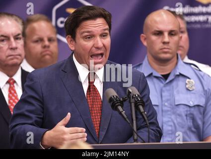 Rockledge, Usa. 03. August 2022. Florida Gov. Ron DeSantis spricht auf einer Pressekonferenz, um die Erweiterung eines neuen, pilotierten Drogenmissbrauchs- und -wiederherstellungs-Netzwerks zur Unterbrechung der Opioid-Epidemie in der Space Coast Health Foundation in ROCKLEDGE, Florida, bekannt zu geben. Das koordinierte Netz zur Opioidwiederherstellung (CORE) der Suchtversorgung wurde in Palm Beach County pilotiert und wird in bis zu zwölf Grafschaften expandieren, um Floridas im Kampf gegen die Suchtproblematik zu unterstützen. Kredit: SOPA Images Limited/Alamy Live Nachrichten Stockfoto