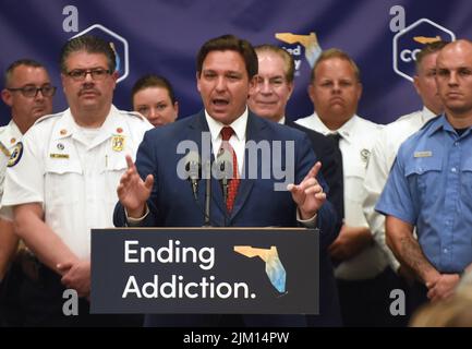 Rockledge, Usa. 03. August 2022. Florida Gov. Ron DeSantis spricht auf einer Pressekonferenz, um die Erweiterung eines neuen, pilotierten Drogenmissbrauchs- und -wiederherstellungs-Netzwerks zur Unterbrechung der Opioid-Epidemie in der Space Coast Health Foundation in ROCKLEDGE, Florida, bekannt zu geben. Das koordinierte Netz zur Opioidwiederherstellung (CORE) der Suchtversorgung wurde in Palm Beach County pilotiert und wird in bis zu zwölf Grafschaften expandieren, um Floridas im Kampf gegen die Suchtproblematik zu unterstützen. Kredit: SOPA Images Limited/Alamy Live Nachrichten Stockfoto