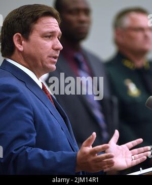 Rockledge, Usa. 03. August 2022. Florida Gov. Ron DeSantis spricht auf einer Pressekonferenz, um die Erweiterung eines neuen, pilotierten Drogenmissbrauchs- und -wiederherstellungs-Netzwerks zur Unterbrechung der Opioid-Epidemie in der Space Coast Health Foundation in ROCKLEDGE, Florida, bekannt zu geben. Das koordinierte Netz zur Opioidwiederherstellung (CORE) der Suchtversorgung wurde in Palm Beach County pilotiert und wird in bis zu zwölf Grafschaften expandieren, um Floridas im Kampf gegen die Suchtproblematik zu unterstützen. Kredit: SOPA Images Limited/Alamy Live Nachrichten Stockfoto