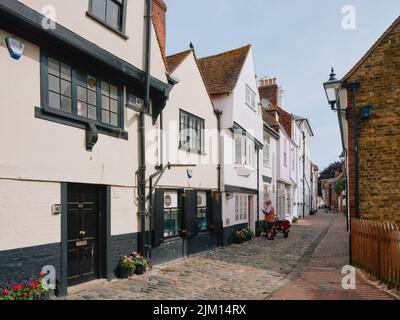 Schmale gepflasterte Straßenarchitektur in Faversham Kent England Stockfoto