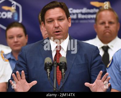 Rockledge, Usa. 03. August 2022. Florida Gov. Ron DeSantis spricht auf einer Pressekonferenz, um die Erweiterung eines neuen, pilotierten Drogenmissbrauchs- und -wiederherstellungs-Netzwerks zur Unterbrechung der Opioid-Epidemie in der Space Coast Health Foundation in ROCKLEDGE, Florida, bekannt zu geben. Das koordinierte Netz zur Opioidwiederherstellung (CORE) der Suchtversorgung wurde in Palm Beach County pilotiert und wird in bis zu zwölf Grafschaften expandieren, um Floridas im Kampf gegen die Suchtproblematik zu unterstützen. Kredit: SOPA Images Limited/Alamy Live Nachrichten Stockfoto