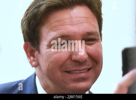 Rockledge, Usa. 03. August 2022. Florida Gov. Ron DeSantis auf einer Pressekonferenz, um die Erweiterung eines neuen, pilotierten Drogenmissbrauchs- und -wiederherstellungs-Netzwerks zur Unterbrechung der Opioid-Epidemie in der Space Coast Health Foundation in ROCKLEDGE, Florida, bekannt zu geben. Das koordinierte Netz zur Opioidwiederherstellung (CORE) der Suchtversorgung wurde in Palm Beach County pilotiert und wird in bis zu zwölf Grafschaften expandieren, um Floridas im Kampf gegen die Suchtproblematik zu unterstützen. (Foto von Paul Hennessy/SOPA Images/Sipa USA) Quelle: SIPA USA/Alamy Live News Stockfoto