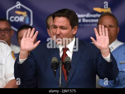 Rockledge, Usa. 03. August 2022. Florida Gov. Ron DeSantis spricht auf einer Pressekonferenz, um die Erweiterung eines neuen, pilotierten Drogenmissbrauchs- und -wiederherstellungs-Netzwerks zur Unterbrechung der Opioid-Epidemie in der Space Coast Health Foundation in ROCKLEDGE, Florida, bekannt zu geben. Das koordinierte Netz zur Opioidwiederherstellung (CORE) der Suchtversorgung wurde in Palm Beach County pilotiert und wird in bis zu zwölf Grafschaften expandieren, um Floridas im Kampf gegen die Suchtproblematik zu unterstützen. (Foto von Paul Hennessy/SOPA Images/Sipa USA) Quelle: SIPA USA/Alamy Live News Stockfoto