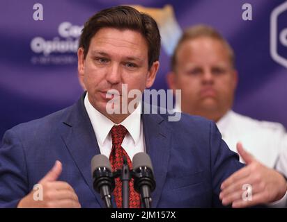 Rockledge, Usa. 03. August 2022. Florida Gov. Ron DeSantis spricht auf einer Pressekonferenz, um die Erweiterung eines neuen, pilotierten Drogenmissbrauchs- und -wiederherstellungs-Netzwerks zur Unterbrechung der Opioid-Epidemie in der Space Coast Health Foundation in ROCKLEDGE, Florida, bekannt zu geben. Das koordinierte Netz zur Opioidwiederherstellung (CORE) der Suchtversorgung wurde in Palm Beach County pilotiert und wird in bis zu zwölf Grafschaften expandieren, um Floridas im Kampf gegen die Suchtproblematik zu unterstützen. (Foto von Paul Hennessy/SOPA Images/Sipa USA) Quelle: SIPA USA/Alamy Live News Stockfoto