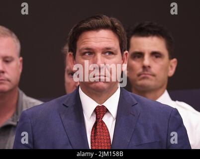 Rockledge, Usa. 03. August 2022. Florida Gov. Ron DeSantis auf einer Pressekonferenz, um die Erweiterung eines neuen, pilotierten Drogenmissbrauchs- und -wiederherstellungs-Netzwerks zur Unterbrechung der Opioid-Epidemie in der Space Coast Health Foundation in ROCKLEDGE, Florida, bekannt zu geben. Das koordinierte Netz zur Opioidwiederherstellung (CORE) der Suchtversorgung wurde in Palm Beach County pilotiert und wird in bis zu zwölf Grafschaften expandieren, um Floridas im Kampf gegen die Suchtproblematik zu unterstützen. (Foto von Paul Hennessy/SOPA Images/Sipa USA) Quelle: SIPA USA/Alamy Live News Stockfoto