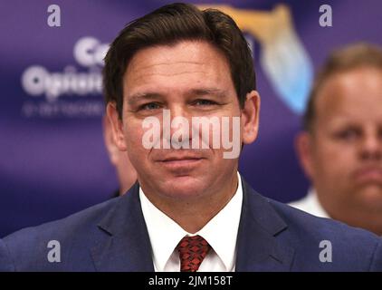 Rockledge, Usa. 03. August 2022. Florida Gov. Ron DeSantis spricht auf einer Pressekonferenz, um die Erweiterung eines neuen, pilotierten Drogenmissbrauchs- und -wiederherstellungs-Netzwerks zur Unterbrechung der Opioid-Epidemie in der Space Coast Health Foundation in ROCKLEDGE, Florida, bekannt zu geben. Das koordinierte Netz zur Opioidwiederherstellung (CORE) der Suchtversorgung wurde in Palm Beach County pilotiert und wird in bis zu zwölf Grafschaften expandieren, um Floridas im Kampf gegen die Suchtproblematik zu unterstützen. (Foto von Paul Hennessy/SOPA Images/Sipa USA) Quelle: SIPA USA/Alamy Live News Stockfoto