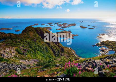 Dorf Henningsvaer vom Festvagtinden auf den Lofoten Inseln, Norwegen Stockfoto