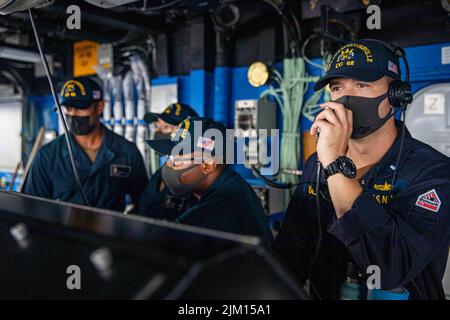 Südchinesisches Meer. 1. August 2022. Matrosen stehen im Pilothaus an Bord des Lenkraketen-Kreuzers USS Chancellorsville (CG 62) der Ticonderoga-Klasse während einer Auffüllung auf See mit Henry J Kaiser Klasse Oiler USNS Big Horn (T-AO 198) im Südchinesischen Meer am August unter Beobachtung. 1, 2022. Chancellorsville wird zur Unterstützung der Sicherheit und Stabilität im Indo-Pazifik-Raum in die US-7.-Flotte eingesetzt und ist dem Kommandanten der Task Force 70 zugewiesen, einer kampfbereiten Truppe, die das kollektive maritime Interesse ihrer Verbündeten und Partner in der Region schützt und verteidigt. (Bild: © U.S. Navy/ZUMA Pres Stockfoto