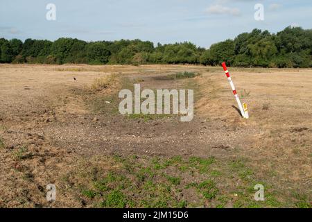 Dorney, Buckinghamshire, Großbritannien. 4.. August 2022. Ein Teil des Roundmoor-Grabenstroms am Dorney Common ist vollständig ausgetrocknet. Nach Wochen ohne Regen und ohne Vorhersage für die absehbare Zukunft wird der Mangel an Regen für die Landwirtschaft jetzt sehr ernst. Quelle: Maureen McLean/Alamy Live News Stockfoto