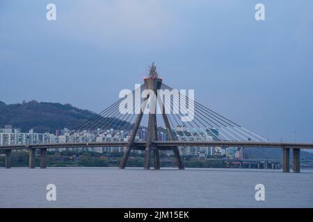 Sonnenuntergang Blick auf den Han-Fluss in Seoul, Olympische Brücke Stockfoto