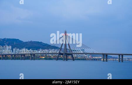 Sonnenuntergang Blick auf den Han-Fluss in Seoul, Olympische Brücke Stockfoto