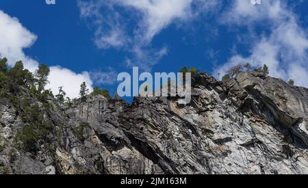 Riesige Scenic Mountain Range unter einem blauen Himmel Stockfoto