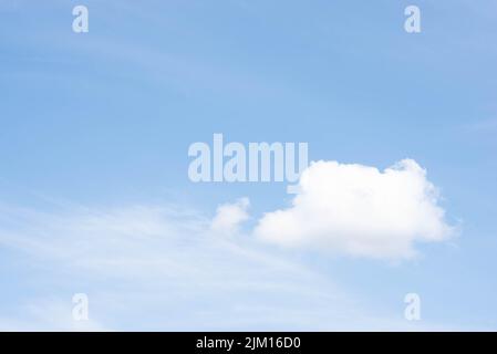 Blauer Himmel mit weißen Wolken Stockfoto